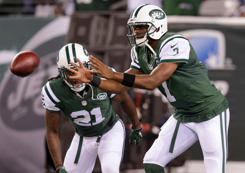 Geno Smith takes a snap in Sunday’s game against the Bears. (Photo: New York Jets)